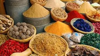 czubryca i inne przyprawy na targu w koszach