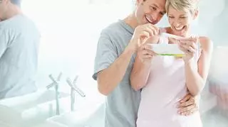 Para cieszy się z wyniku testu ciążowego