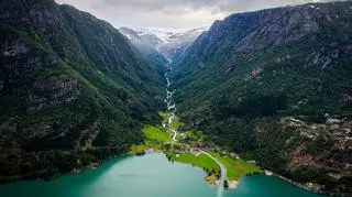 Norwegia widok na wioskę nad morzem