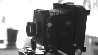 czarno biale zdjecie starego aparatu