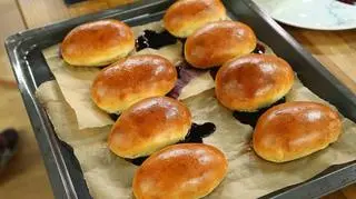 Mleczne jagodzianki z niezwykłym dodatkiem, który Cię zaskoczy. Sprawdź, jak je zrobić