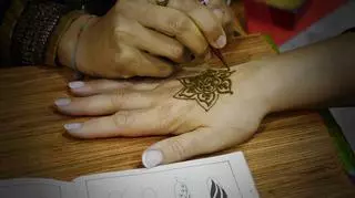 Tatuaż z henny, czyli ciekawy pomysł na ozdobienie ciała. Sprawdź jak go wykonać