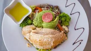 Pstrąg na talerzu z warzywami 