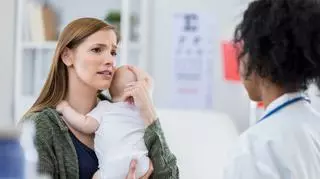 Kobieta z chorym dzieckiem u lekarza