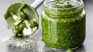 Słoik z zielonym pesto 