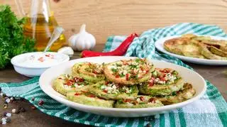 Smażone plastry cukinii na białym talerzu 