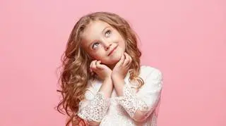 Dziewczynka z długimi włosami