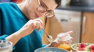 Miód przy karmieniu piersią - jego właściwości i przeciwwskazania