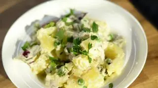 Sałatka ziemniaczana z ogórkami kiszonymi i musztardą - przepis na idealną przekąskę