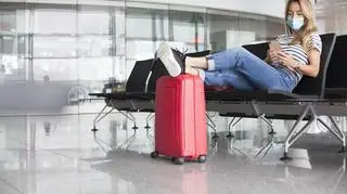 dziewczyna, która czeka na samolot 