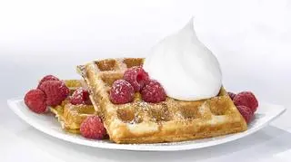 gofry ze śmietaną i malinami