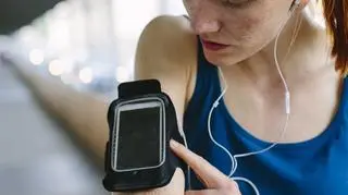 Biegaczka z endomondo na ramieniu