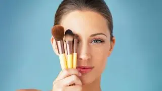 Kobieta robi makijaż