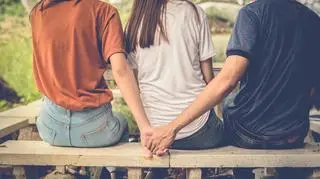 zdrada para trzyma się za ręce na ławce