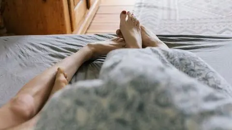 Jak sennik interpretuje sny, w których pojawiają się stopy? Sprawdź, co oznacza taki sen