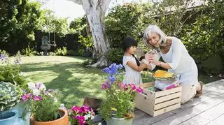 Kobieta z dzieckiem w ogrodzie