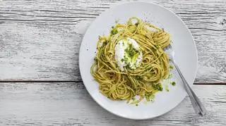 Danie z makaronu i pesto na talarzu