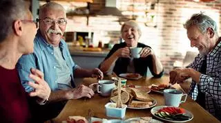 starsi ludzie jedzą i się śmieją