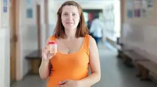 Kobieta w ciąży, która wykonuje badanie moczu 