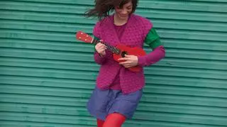 Dziewczyna grająca na czerwonym ukulele