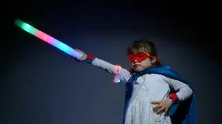 dziewczynka przebrana za superbohaterkę