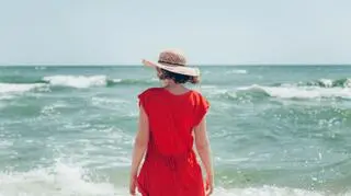 Sukienki plażowe – jakie kroje są na czasie?