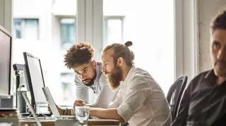 Dwóch mężczyzn siedzi w biurze