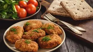 Kotlety po kijowsku leżą na talerzu