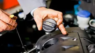 Korek oleju silnika samochodowego