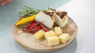 Deska serów, a może serowe przekąski? Oto przepisy idealne na sylwestra