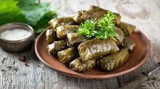 Dolmades, czyli greckie gołąbki w liściach winogron. Jak przygotować wegańską i mięsną wersję tego dania?