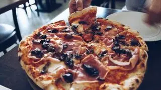Domowa pizza na grubym cieście 