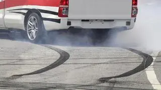 Droga hamowania samochodu - samochód zostawia ślady po ostrym hamowaniu.