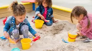 Dzieci, które bawią się w piakownicy 