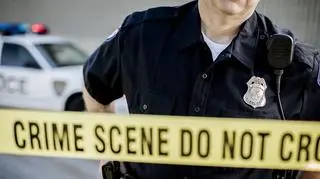 Policjant w USA. Teren odgrodzony taśmą 