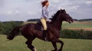 Kobieta jadąca na koniu