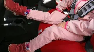 Dziecko zostawione w aucie. Latem temperatura wzrasta do 43 stopni C