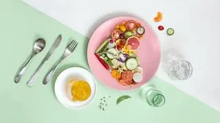 Warzywa i owoce ułożone na kształt serca na różowym talerzu