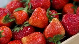 Kuchnia zero waste: tarta z truskawkami na spodzie z czerstwych bułek