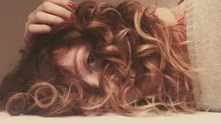 Kobieta z rudymi włosami