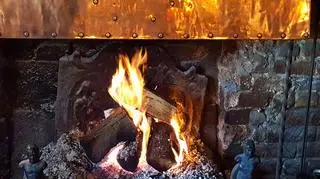 Grill z cegły, płomień ognia