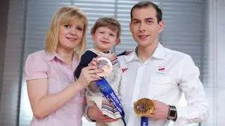 Zbyszek Bródka z żoną i córeczką