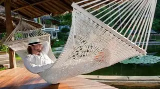 Mężczyzna, który odpoczywa na hamaku 