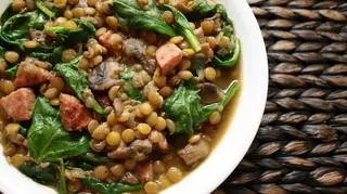 Zupa indyjska, zupa z soczewicy. Zupa w białym talerzu.