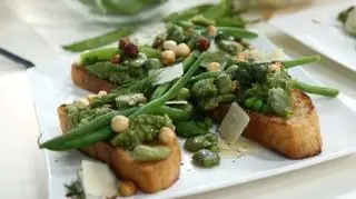 Chrupiące grzanki z pastą z bobu