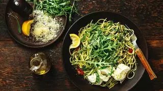 Makaron ze szparagami i pesto bazyliowym - przepis na danie idealne na podróż