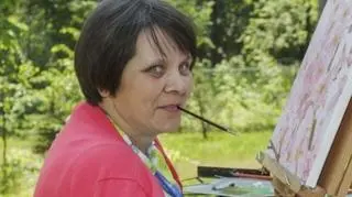 Niepełnosprawna artystka Mariola Wower maluje ustami obrazy