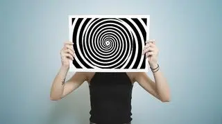 Hipnoza - kobieta trzyma hipnotyzujący wzór. 