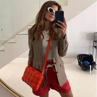 wiosenna stylizacja, torebka Bottega Veneta, modna torebka na lato 2021