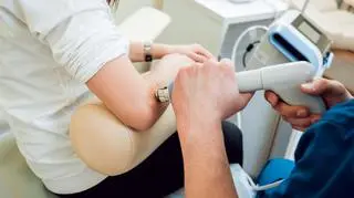 Zabieg rehabilitacyjny na staw łokciowy z urządzeniem 